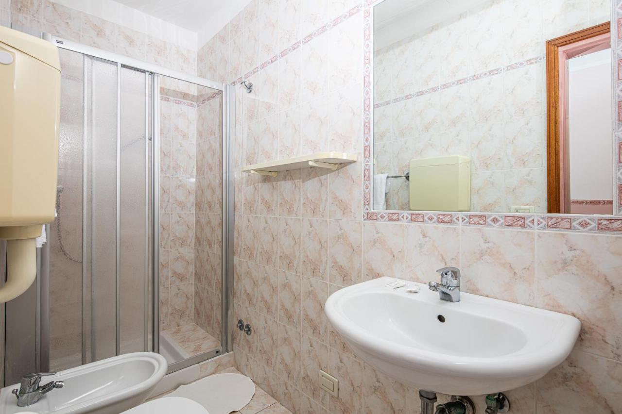 Single Room,718930981:JPEG